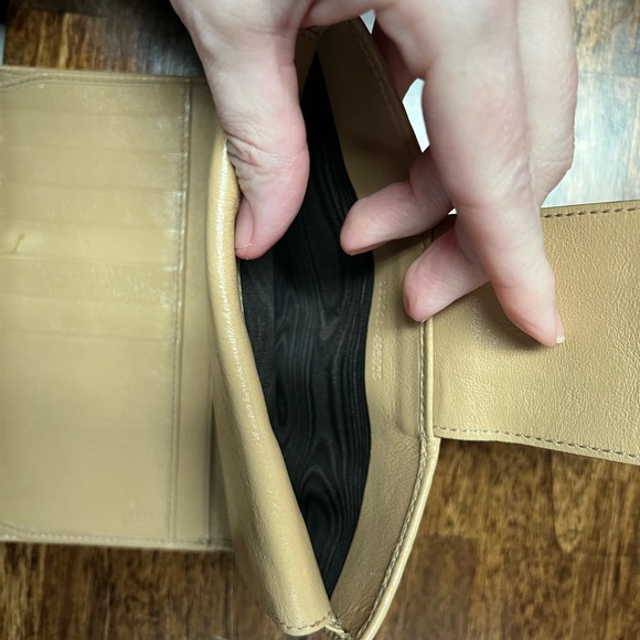 GUCCI Embossed Leather Snap Closure Bifold Long Wallet - Picture 10 of 15